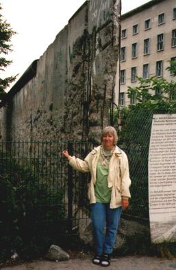 Den sidste stump tilbageværende mur findes i Niederkirchnerstrasse