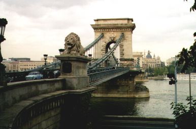 En af byens mange skukke broer