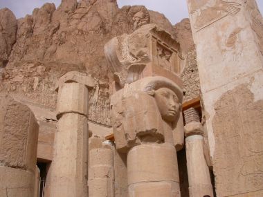 Statuer ved Hatshepsuts dødetempel.