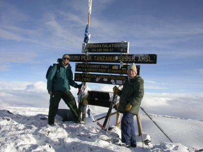 Målet er nået. Kim og Gitte på Uhuru Peak i 5.895 m.