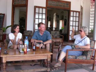 Beatrice, Paul og Gitte i den tidligere britiske klub Africa House.