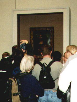 Bag menneskemængden hænger Mona Lisa