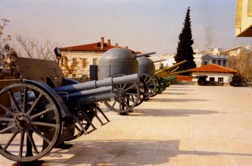 Gamle kanoner ved Krigsmuseet