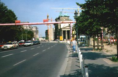 Lyserød "bykunst" med Brandenburger Tor i baggrunden