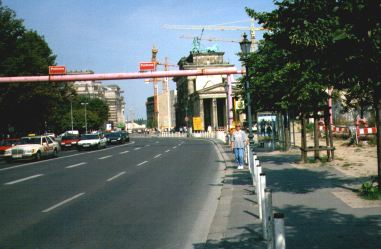 Lyserd "bykunst" med Brandenburger Tor i baggrunden