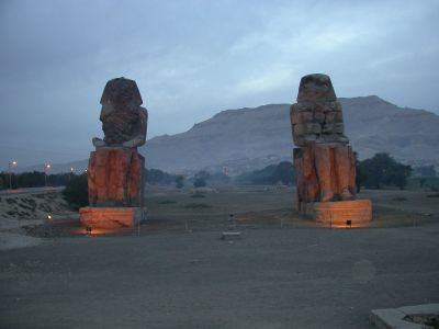 Tidlig morgen ved Memnon-kolosserne ved Luxor.