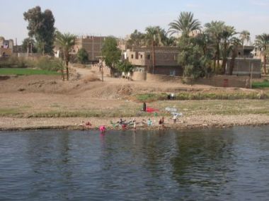 Vaskedag i landsby ved Nilen.