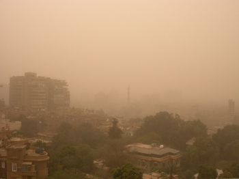 Sandstorm i Cairo set fra hotelbalkon.