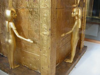 Guldgudinder ved Tutankhamons kiste.
