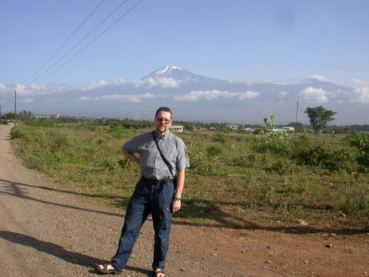 Kim og Kilimanjaro udenfor Springland en tidlig morgen.