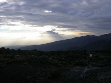 Solnedgang fra Shira Camp mod Mt. Meru.