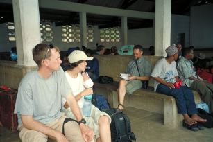 Poul, Beatrice og Kim venter i Dar es Salaam.