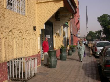 Gitte foran hotel Faucauld i Marrakech.