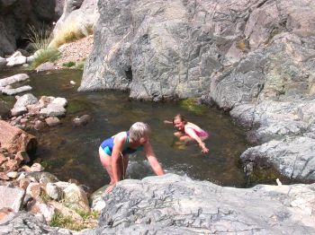 Gitte og Inge i naturligt badekar