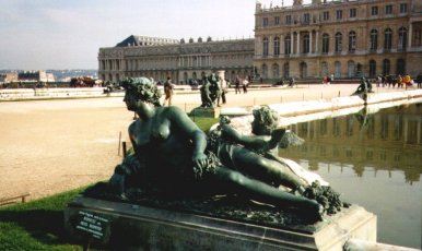 En af Versailles mange statuer