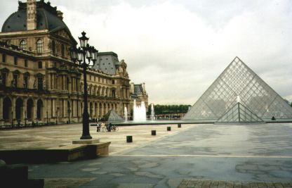 Del af Louvre med hovedindgangen i glaspyramiden